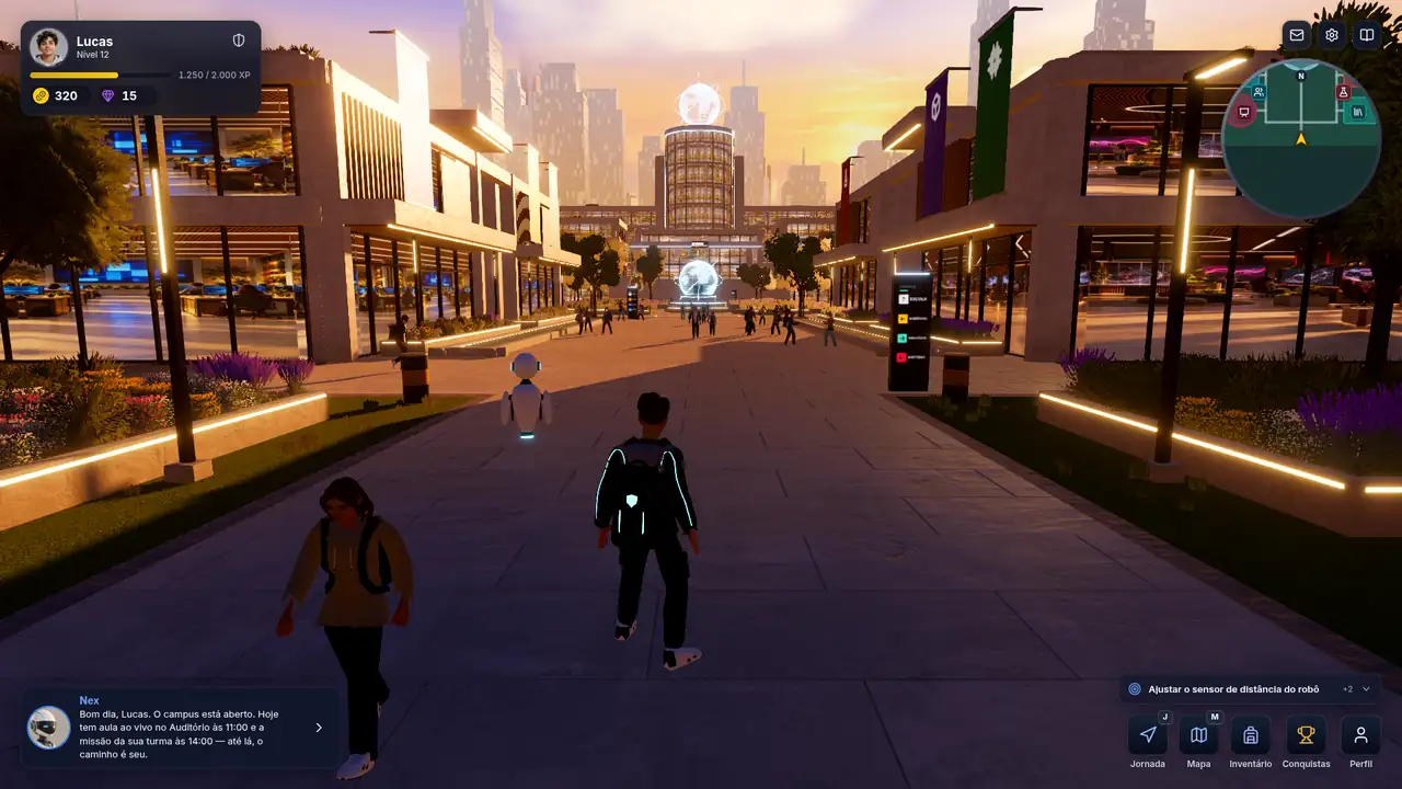 Captura do jogo UniNext: o aluno Lucas, de costas, na avenida do campus ao pôr do sol, com o globo holográfico ao fundo e o robô Nex ao lado