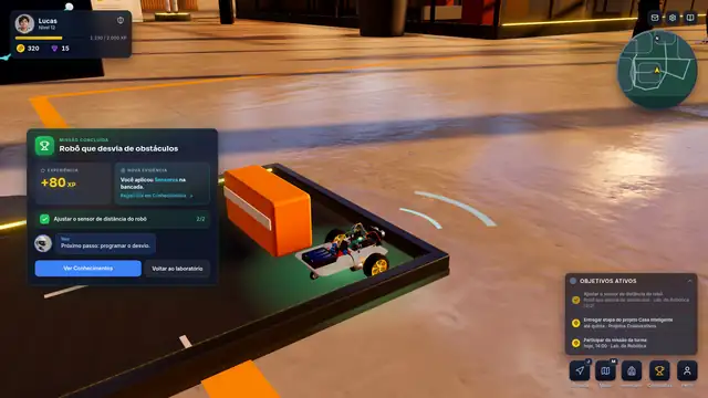 Card Missão concluída com +80 XP e nova evidência, e o robô na arena diante de um obstáculo